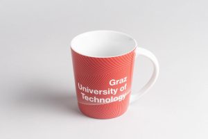 Bild: Kaffeetasse mit TU-Graz-Logo in rot