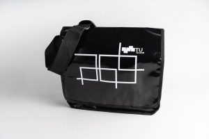 Bild: Eine schwarze Planentasche mit dem TU Graz-Logo.