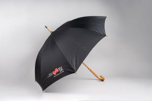 Bild: Ein schwarzer Regenschirm mit dem Logo der TU Graz.