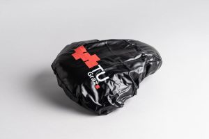 Bild: Schwarzer Sattelschutz mit TU Graz-Logo