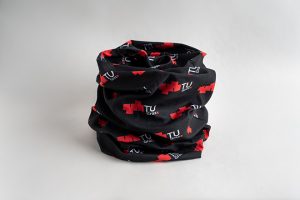 Bild: schwarzer Schal mit TU-Logos